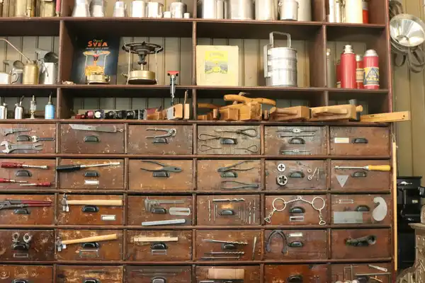 Cassettiere della minuteria e scaffali di una ferramenta di quartiere